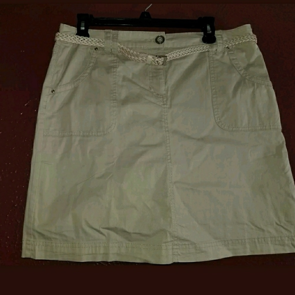 Karen Scott beige skort  with belt